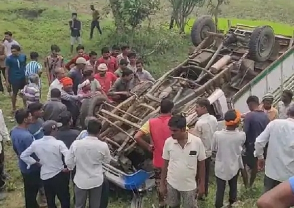 حادثے کے بعد جائے وقوعہ پر جمع ہجوم حادثے کے بعد جائے وقوعہ پر جمع ہجوم