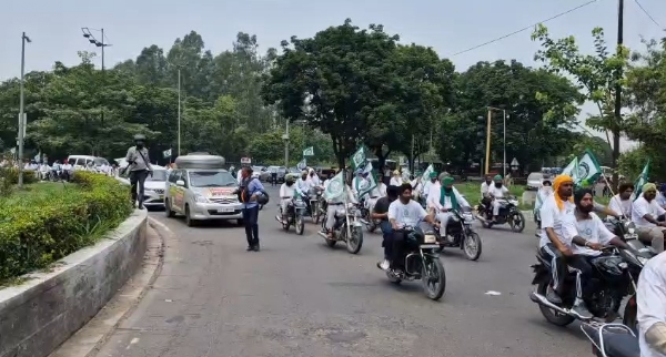 मोटरसाइकिल रैली में शामिल किसान