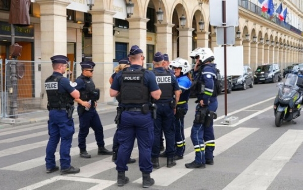 PARIS-Synagogue-Weapon-Military-Grade-Evacuated
