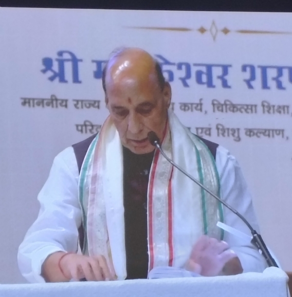 दीक्षांत समारोह को संबोधित करते राजनाथ सिंह