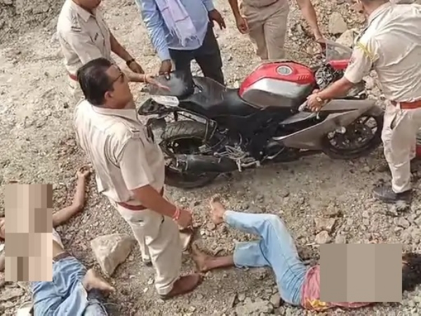 زیرتعمیر پل کے پاس 10فٹ گہری کھائی میں گری موٹر سائیکل،دو دوستوں کی موت زیرتعمیر پل کے پاس 10فٹ گہری کھائی میں گری موٹر سائیکل،دو دوستوں کی موت