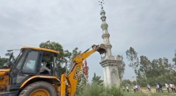 سنبھل میں ایک بار پھر بلڈوزر کارروائی ، انتظامیہ نے عیدگاہ کو غیر قانونی تعمیر قرار دیتے ہوئے منہدم کر دیا