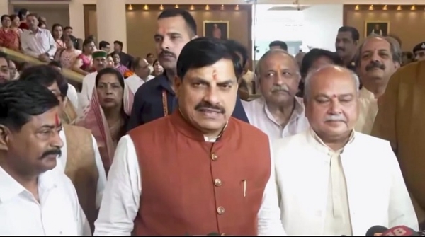 اسمبلی کے احاطے میں وزیر اعلیٰ نے میڈیا سے گفتگو کی اسمبلی کے احاطے میں وزیر اعلیٰ نے میڈیا سے گفتگو کی