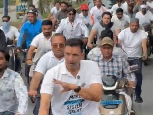 جیتو پٹواری سائیکل سے بھوپال روانہ