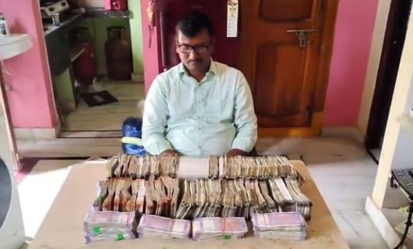میونسپل اسسٹنٹ انجینئر رشوت لیتے ہوئے گرفتار،32 لاکھ سے زائدرقم برآمد میونسپل اسسٹنٹ انجینئر رشوت لیتے ہوئے گرفتار،32 لاکھ سے زائدرقم برآمد