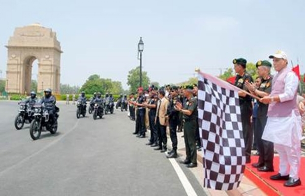 Raksha-Mantri-flags-off-motorcycle-expedition Raksha-Mantri-flags-off-motorcycle-expedition
