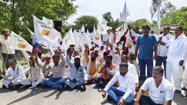 PROTEST MAHA FARMERS STAGE ROAD BLOCK PROTEST MAHA FARMERS STAGE ROAD BLOCK