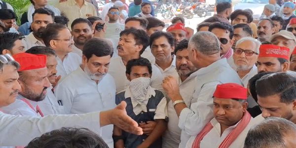 علی گڑھ چھرہ اجتماعی عصمت دری معاملہ: نابالغ بچی کے اہل خانہ سے سماجوادی پارٹی کے وفد کی ملاقات، ایک کروڑ روپے معاوضہ، سرکاری ملازمت اور فاسٹ ٹریک ٹرائل کا مطالبہ