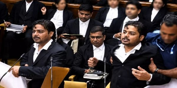 سپریم کورٹ میں سماعت کے دوران ہنگامہ کرنے پر قانون کے دو طالب علم گرفتار