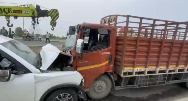 بریلی: زیر تعمیر ہائی وے پر کینٹر سے اسکارپیو کی ٹکر، پنجاب کے تین افراد جاں بحق بریلی: زیر تعمیر ہائی وے پر کینٹر سے اسکارپیو کی ٹکر، پنجاب کے تین افراد جاں بحق