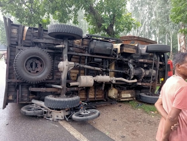 حادثہ کا شکار ٹرک اور بائیک کی تصویر حادثہ کا شکار ٹرک اور بائیک کی تصویر