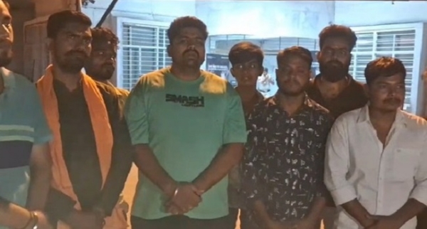 تھانے پہنچے ہندو تنظیموں کے کارکنان تھانے پہنچے ہندو تنظیموں کے کارکنان