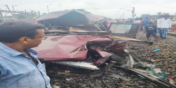 مرشد آباد ریل حادثہ: سپروائزر معطل، گیٹ مین گرفتار؛ ہر متاثرہ خاندان کے لیے 10 لاکھ روپے کا معاوضہ