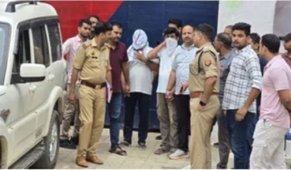 رام مندر میں چڑھاوا غبن معاملہ: ٹنواور منیش یادو کو ریمانڈ پر جیل سے لائی پولیس ،39 گھنٹے تک ہو گی پوچھ گچھ رام مندر میں چڑھاوا غبن معاملہ: ٹنواور منیش یادو کو ریمانڈ پر جیل سے لائی پولیس ،39 گھنٹے تک ہو گی پوچھ گچھ