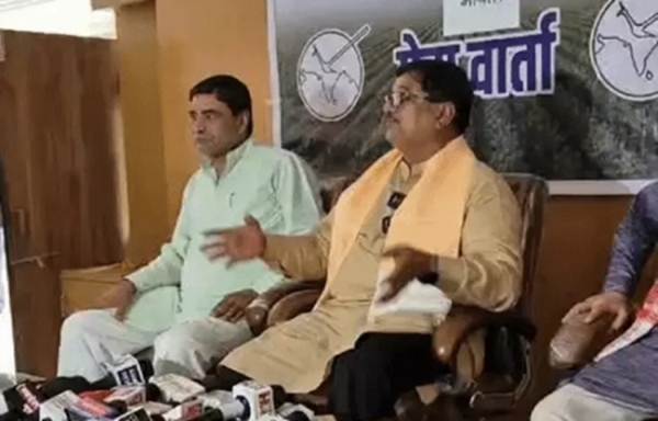 پریس کانفرنس سے خطاب کرتے ہوئے بھارتیہ کسان سنگھ کے قومی صدر کے سائیں ریڈی پریس کانفرنس سے خطاب کرتے ہوئے بھارتیہ کسان سنگھ کے قومی صدر کے سائیں ریڈی