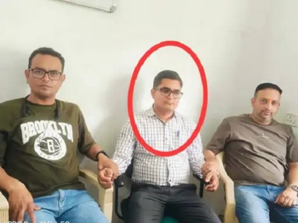 اندور: سولر پینل کی فائل آگے بڑھانے کے لیے 80 ہزار مانگے اندور: سولر پینل کی فائل آگے بڑھانے کے لیے 80 ہزار مانگے