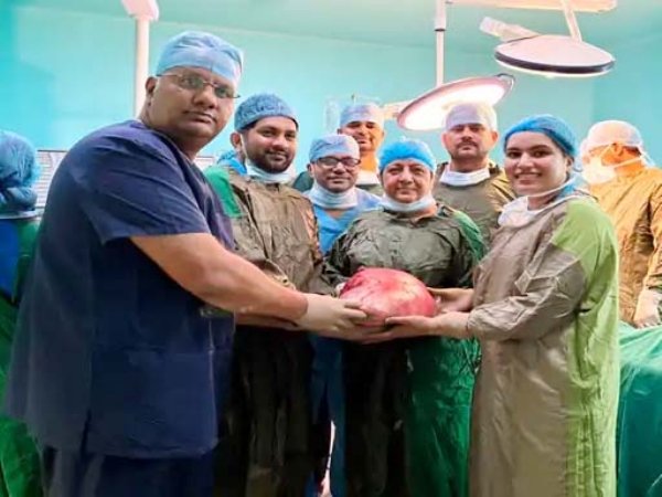 فرید آباد میںڈاکٹروں نے خاتون کے پیٹ سے سات کلو وزنی ٹیومر نکالا فرید آباد میںڈاکٹروں نے خاتون کے پیٹ سے سات کلو وزنی ٹیومر نکالا