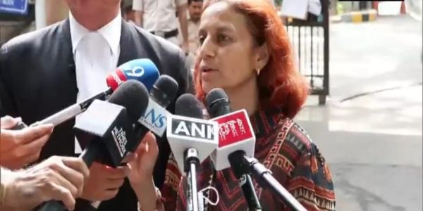 سونم وانگچک کو اسپتال منتقل کیے جانے پر اہلیہ نے حکومت پر سوالات اٹھائے، صحت سے متعلق دعوؤں کو گمراہ کن قرار دیا