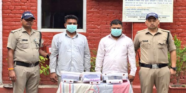جعلی ڈیبٹ کارڈ کے ذریعے 50 لاکھ روپے نکالنے پر ایک خاتون سمیت تین افراد گرفتار