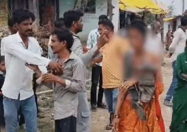 متاثرہ خاتون کا جلوس، سوشل میڈیا سے لی گئی تصویر متاثرہ خاتون کا جلوس، سوشل میڈیا سے لی گئی تصویر