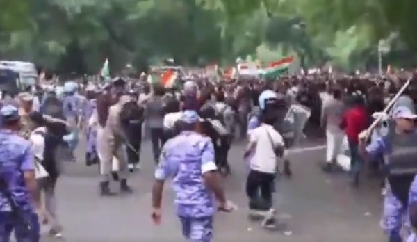 پولیس نے سی جے پی کو پارلیمنٹ کی طرف بڑھنے والے مظاہرین کو درمیان میں ہی روکا، ابھیجیت دیپک نے ختم کی بھوک ہڑتال پولیس نے سی جے پی کو پارلیمنٹ کی طرف بڑھنے والے مظاہرین کو درمیان میں ہی روکا، ابھیجیت دیپک نے ختم کی بھوک ہڑتال