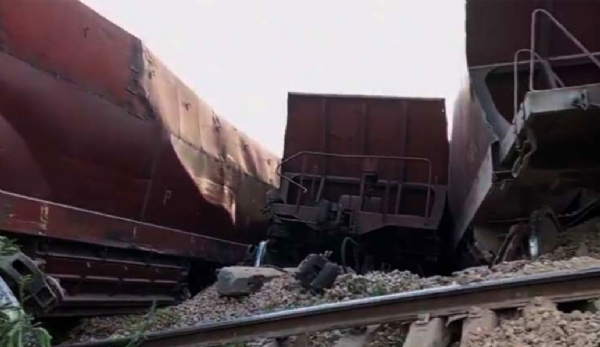 پاکستان میں مال گاڑی کے 17 ڈبے پٹری سے اتر گئے، ریلوے سروس متاثر پاکستان میں مال گاڑی کے 17 ڈبے پٹری سے اتر گئے، ریلوے سروس متاثر