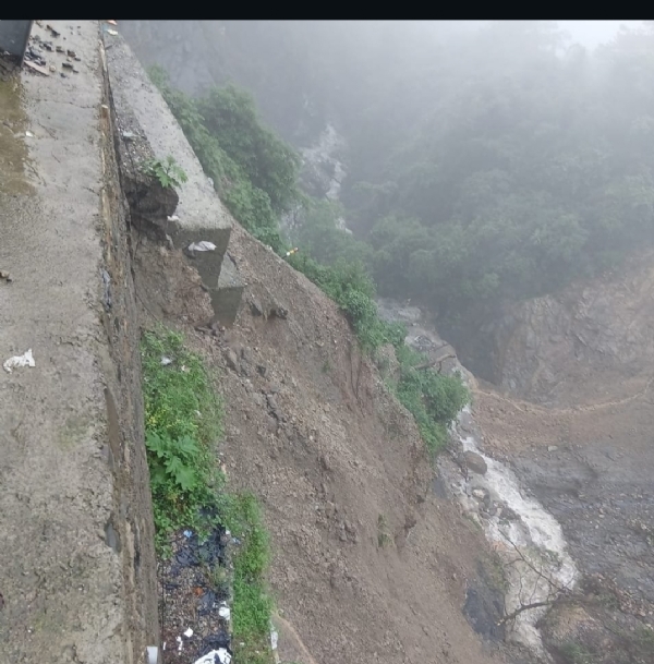 بڑے پیمانے پر لینڈ سلائیڈنگ کے بعد دہرادون – مسوری روڈ اگلے احکامات تک بند بڑے پیمانے پر لینڈ سلائیڈنگ کے بعد دہرادون – مسوری روڈ اگلے احکامات تک بند
