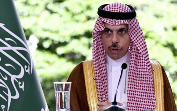سعودی وزیرِ خارجہ فیصل بن فرحان کی قطر،مصر اور اردن کے اپنے ہم منصبوں سے علاقائی کشیدگی کم کرنے پر گفتگو سعودی وزیرِ خارجہ فیصل بن فرحان کی قطر،مصر اور اردن کے اپنے ہم منصبوں سے علاقائی کشیدگی کم کرنے پر گفتگو