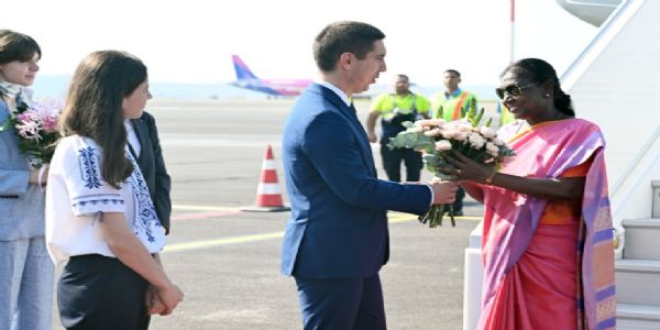 صدرجمہوریہ مرمو مالڈووا پہنچ گئیں، نائب وزیرِ اعظم میہائی پوپشوئی نے استقبال کیا