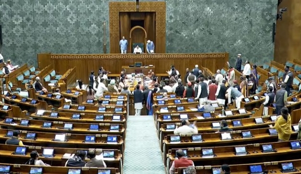 اپوزیشن پارٹیوں کی ہنگامہ آرائی کے باعث پارلیمنٹ کے دونوں ایوانوں کی کارروائی کل تک ملتوی اپوزیشن پارٹیوں کی ہنگامہ آرائی کے باعث پارلیمنٹ کے دونوں ایوانوں کی کارروائی کل تک ملتوی