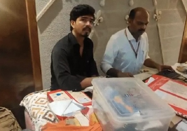 بجلی کمپنی کے انجینئر کے ٹھکانوں پر دستاویزات کی جانچ کرتی ہوئی لوک آیکت کی ٹیم بجلی کمپنی کے انجینئر کے ٹھکانوں پر دستاویزات کی جانچ کرتی ہوئی لوک آیکت کی ٹیم