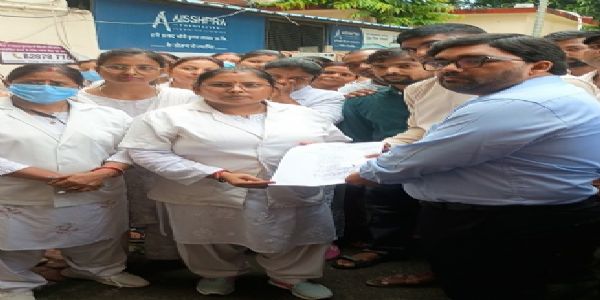 چار ماہ سے تنخواہیں نہ ملنے پر دیوریا میڈیکل کالج کے 300 ملازمین کا احتجاج، ڈھائی گھنٹے کام کا بائیکاٹ