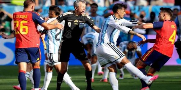فیفا نے اسپین اور ارجنٹینا کے کھلاڑیوں کے درمیان تصادم کی تحقیقات شروع کی