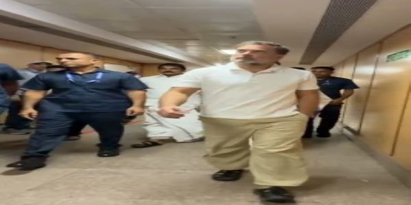 راہل گاندھی احتجاج میں زخمی طلبہ سے ملنے آر ایم ایل اسپتال پہنچے