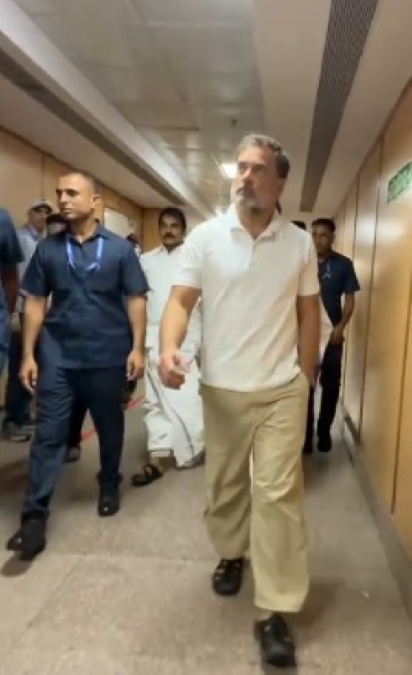 راہل گاندھی احتجاج میں زخمی طلبہ سے ملنے آر ایم ایل اسپتال پہنچے راہل گاندھی احتجاج میں زخمی طلبہ سے ملنے آر ایم ایل اسپتال پہنچے