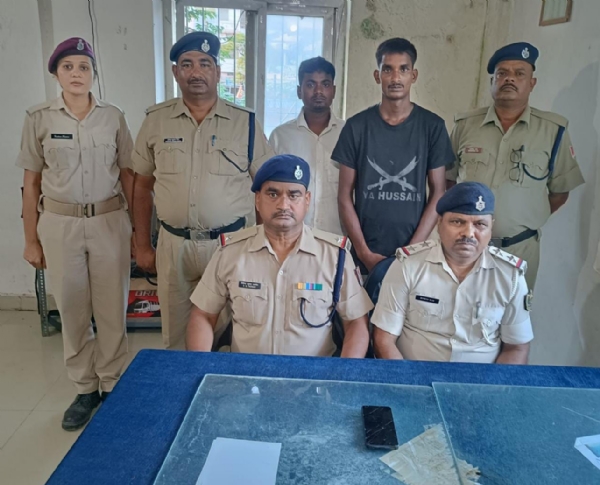 چلتی ٹرین سے موبائل چھیننے والا گرفتار، چوری کے موبائل فون خریدنے والا دکاندار بھی پکڑا یا