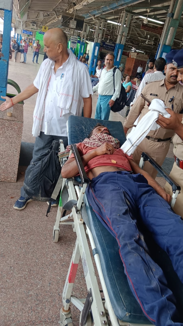 سیوان جنکشن پر انتظار کر رہے مسافر  کی طبیعت خراب، آر پی ایف نے پہنچایا اسپتال
