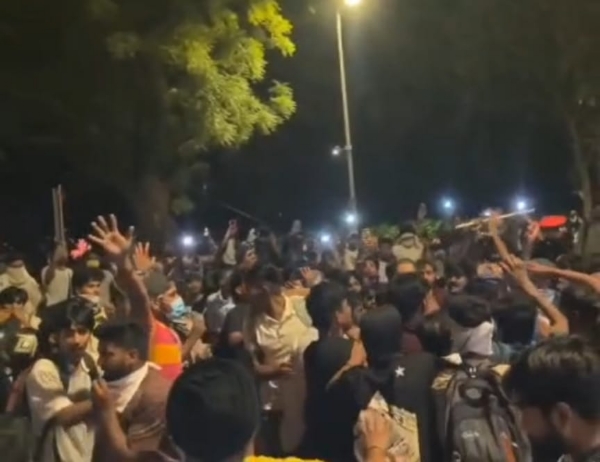 دہلی پولیس انسپکٹر پر جنتر منتر کے احتجاجی مقام کے قریب حملہ، آئی کارڈ اور سونے کی چین چھینی دہلی پولیس انسپکٹر پر جنتر منتر کے احتجاجی مقام کے قریب حملہ، آئی کارڈ اور سونے کی چین چھینی