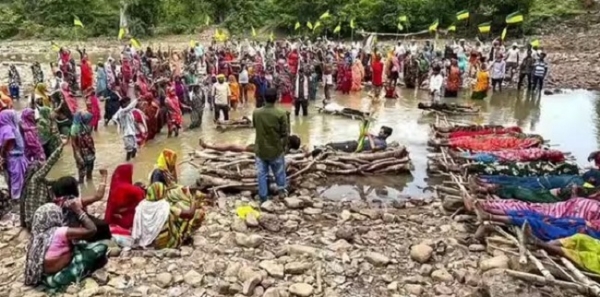 مدھیہ پردیش کے چھترپور ضلع میں کین-بیتوا لنک منصوبے کے خلاف احتجاج جاری، متاثرہ گاوں میں چولہا بندی شروع ہوئی مدھیہ پردیش کے چھترپور ضلع میں کین-بیتوا لنک منصوبے کے خلاف احتجاج جاری، متاثرہ گاوں میں چولہا بندی شروع ہوئی