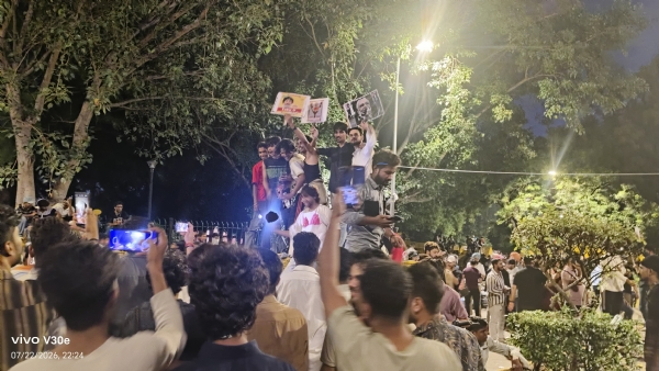 جنتر منتر پر دیر رات پھرمظاہرین اور پولیس کے درمیان پر تشدد جھڑپ جنتر منتر پر دیر رات پھرمظاہرین اور پولیس کے درمیان پر تشدد جھڑپ