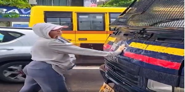 ممبئی میں طلبہ احتجاج کے دوران پولیس وین کے سامنے ڈٹ جانے والی خاتون کی ویڈیو موضوع بحث، پولیس کی کارروائی پر سوالات