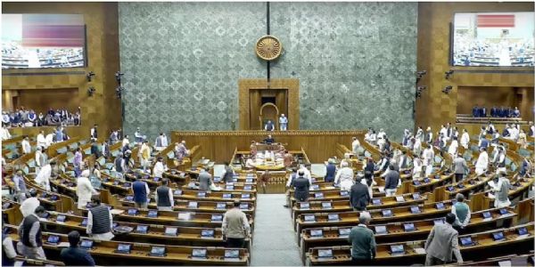 نیٹ پیپر لیک پر پارلیمنٹ کے دونوں ایوانوں میں اپوزیشن کا ہنگامہ، کارروائی دوپہر 2 بجے تک ملتوی کر دی گئی۔