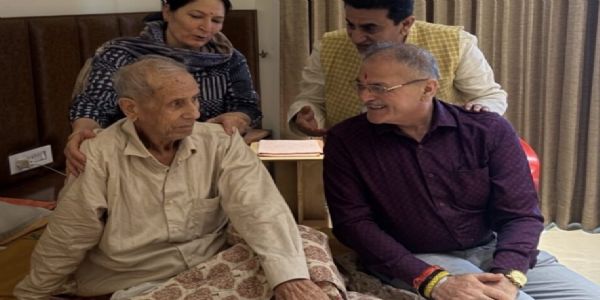 کویندر گپتا نے کٹھوعہ میں رکن اسمبلی جسروٹیا کے والد کی عیادت کی