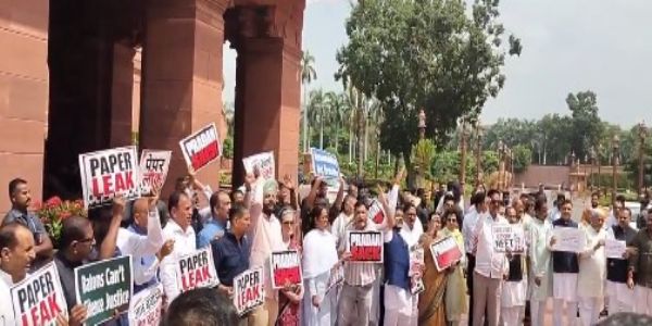 پارلیمنٹ کے مکر دوار پر اپوزیشن کا احتجاج، ارکان پارلیمنٹ کا دھرمیندر پردھان کے استعفیٰ پر زور