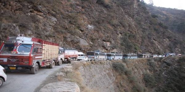 جموں سرینگر قومی شاہراہ پر گاڑیوں کی آمدورفت معطل