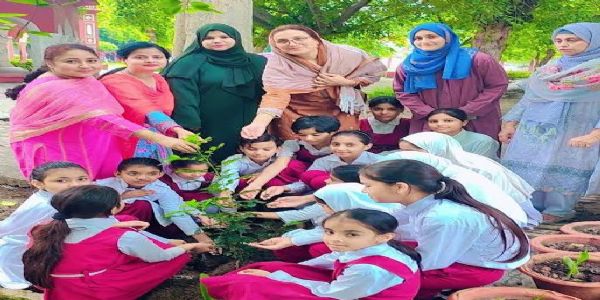 اے ایم یو کے عبداللہ اسکول میں ‘ایک پیڑ ماں کے نام’ مہم کے تحت شجرکاری