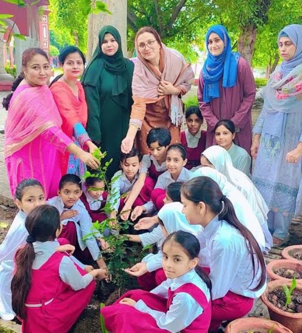 ایک پیڑ ماں کے نام ایک پیڑ ماں کے نام