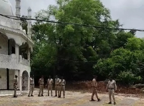 مالی واڑا میں چالیس پیر درگاہ پر تعینات پولیس اہلکار مالی واڑا میں چالیس پیر درگاہ پر تعینات پولیس اہلکار