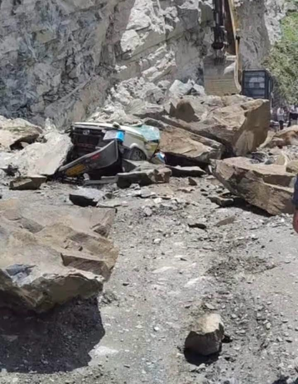 ہماچل پردیش کے لاہول اسپیتی میں پہاڑی سے گرنے والی چٹان ٹاٹا سومو پر آ گری، 13 افراد جاں بحق، دو زخمی ہماچل پردیش کے لاہول اسپیتی میں پہاڑی سے گرنے والی چٹان ٹاٹا سومو پر آ گری، 13 افراد جاں بحق، دو زخمی