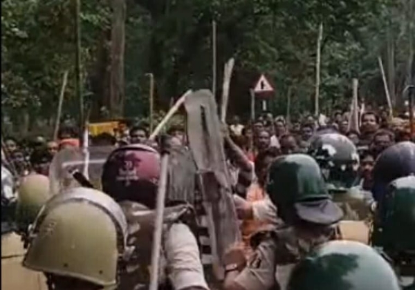 چھتیس گڑھ میں دیہاتیوں اور پولیس کے درمیان پرتشدد جھڑپیں، ڈی ایس پی سمیت 24 سے زائد پولیس اہلکار زخمی چھتیس گڑھ میں دیہاتیوں اور پولیس کے درمیان پرتشدد جھڑپیں، ڈی ایس پی سمیت 24 سے زائد پولیس اہلکار زخمی
